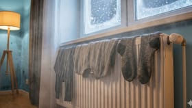 ঘরের ভেতরে কাপড় শুকোচ্ছেন? অজান্তেই ডেকে আনছেন বড় বিপদ!