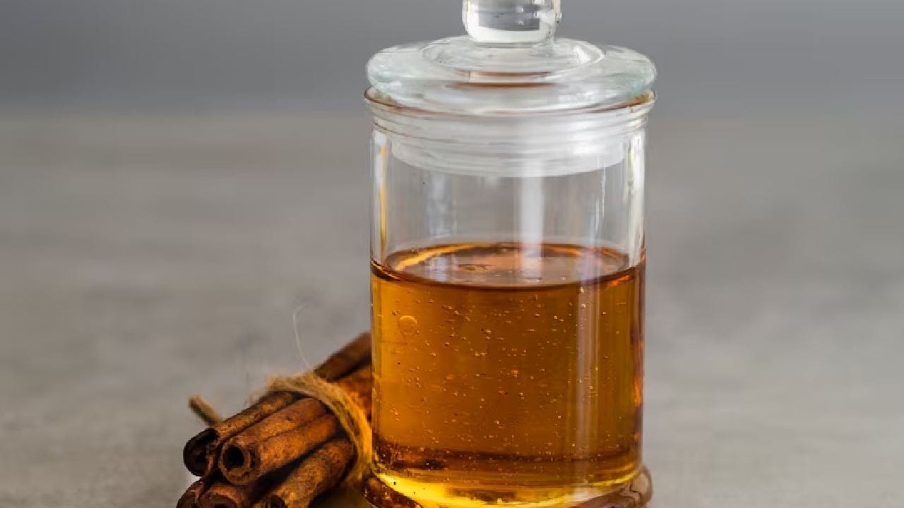 লবঙ্গ জলের কার্যকারিতা নিয়ে সরাসরি কোনও বড়সড় ক্লিনিক্যাল স্টাডি নেই। গবেষণাগারে ইউজেনলের কার্যকারিতা প্রমাণিত হলেও, তা সরাসরি মুখে মাখা কতটা নিরাপদ, তা নিয়ে সংশয় রয়েছে বিশেষজ্ঞদের। Free Pik