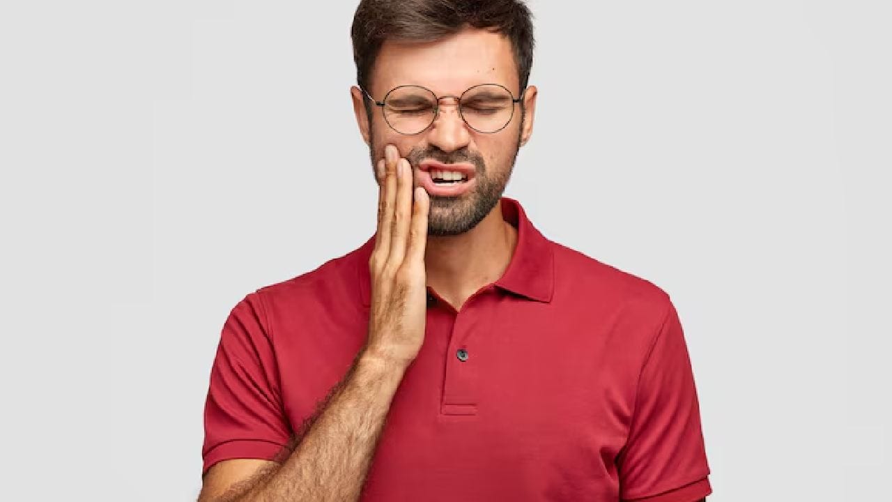 লবঙ্গের প্রধান সক্রিয় উপাদান হল ‘ইউজেনল’ (Eugenol)। এতে রয়েছে অ্যান্টি-মাইক্রোবিয়াল এবং অ্যান্টি-ইনফ্ল্যামেটরি গুণ। যা সাধারণত দাঁতের ব্যথা বা শরীরের প্রদাহ কমাতে বহু বছর ধরে ব্যবহৃত হয়ে আসছে। Free Pik