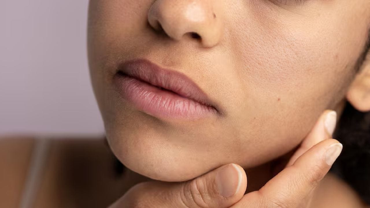 দাবি করা হচ্ছে, এই জল নিয়মিত মুখে স্প্রে করলে ব্রণ কমে এবং পোরস সংকুচিত হয়। এমনকি ত্বকের কালচে ছোপ দূর করে জেল্লা ফেরাতেও নাকি এর জুড়ি নেই। তবে এই দাবির পেছনে যুক্তি কতটা? Free Pik