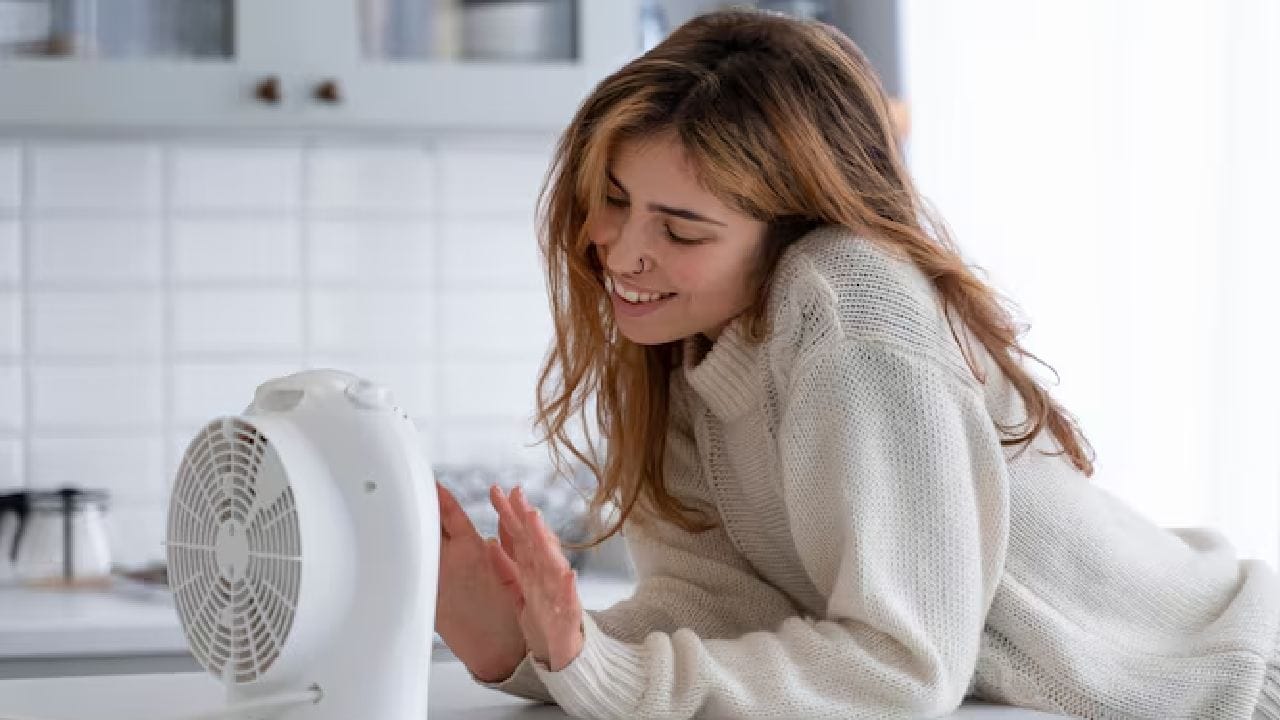 কুলারে জল ভরার সময় বা পরিষ্কার করার সময় মস্ত ভুল করেন অনেকে। মেশিন চালু রেখে বা প্লাগ না খুলে কখনোই কুলারে জল দেবেন না। জল ও বিদ্যুতের সংস্পর্শ মুহূর্তের মধ্যে বড় দুর্ঘটনা ঘটিয়ে দিতে পারে। Free Pikকুলারে জল ভরার সময় বা পরিষ্কার করার সময় মস্ত ভুল করেন অনেকে। মেশিন চালু রেখে বা প্লাগ না খুলে কখনোই কুলারে জল দেবেন না। জল ও বিদ্যুতের সংস্পর্শ মুহূর্তের মধ্যে বড় দুর্ঘটনা ঘটিয়ে দিতে পারে। Free Pik