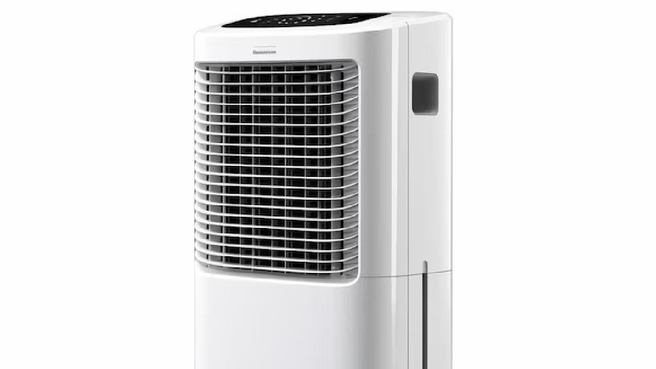 প্রচণ্ড গরমে শরীর জুড়োতে কুলারই এখন অনেকের শেষ ভরসা। কিন্তু সামান্য অসাবধানতায় এই যন্ত্রই হয়ে উঠতে পারে প্রাণঘাতী। Free Pik