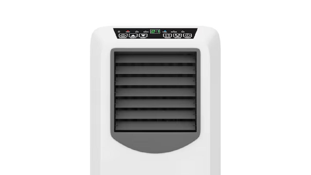 স্নান করে এসে বা ভেজা শরীরে কখনোই কুলারের সুইচ স্পর্শ করবেন না। জল বিদ্যুতের সুপরিবাহী হওয়ায় ভিজে শরীরে শকের তীব্রতা বহুগুণ বেড়ে যায়। শুকনো হাতে এবং প্লাস্টিকের চটি পায়ে দিয়ে কুলার অপারেট করা সবচেয়ে নিরাপদ। Free Pik