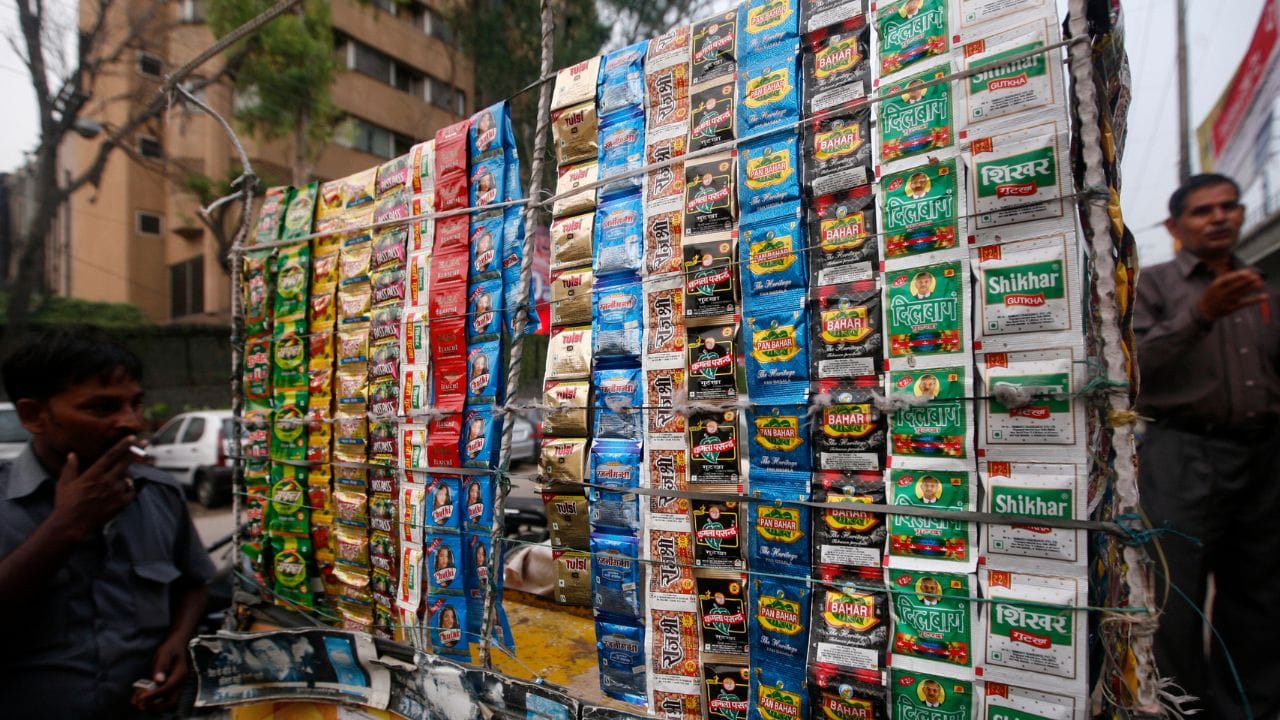 এছাড়া কোনো ছোট প্যাকেটেও ব্যবহার নিষিদ্ধ। শোনা গিয়েছে, প্লাস্টিক বা ভিনাইল মতো কোনও রাসায়নিক উপাদান তামাকজাত দ্রব্যের পণ্যের প্যাকেজিংয়ে ব্যবহার করা যাবে না। (Getty)