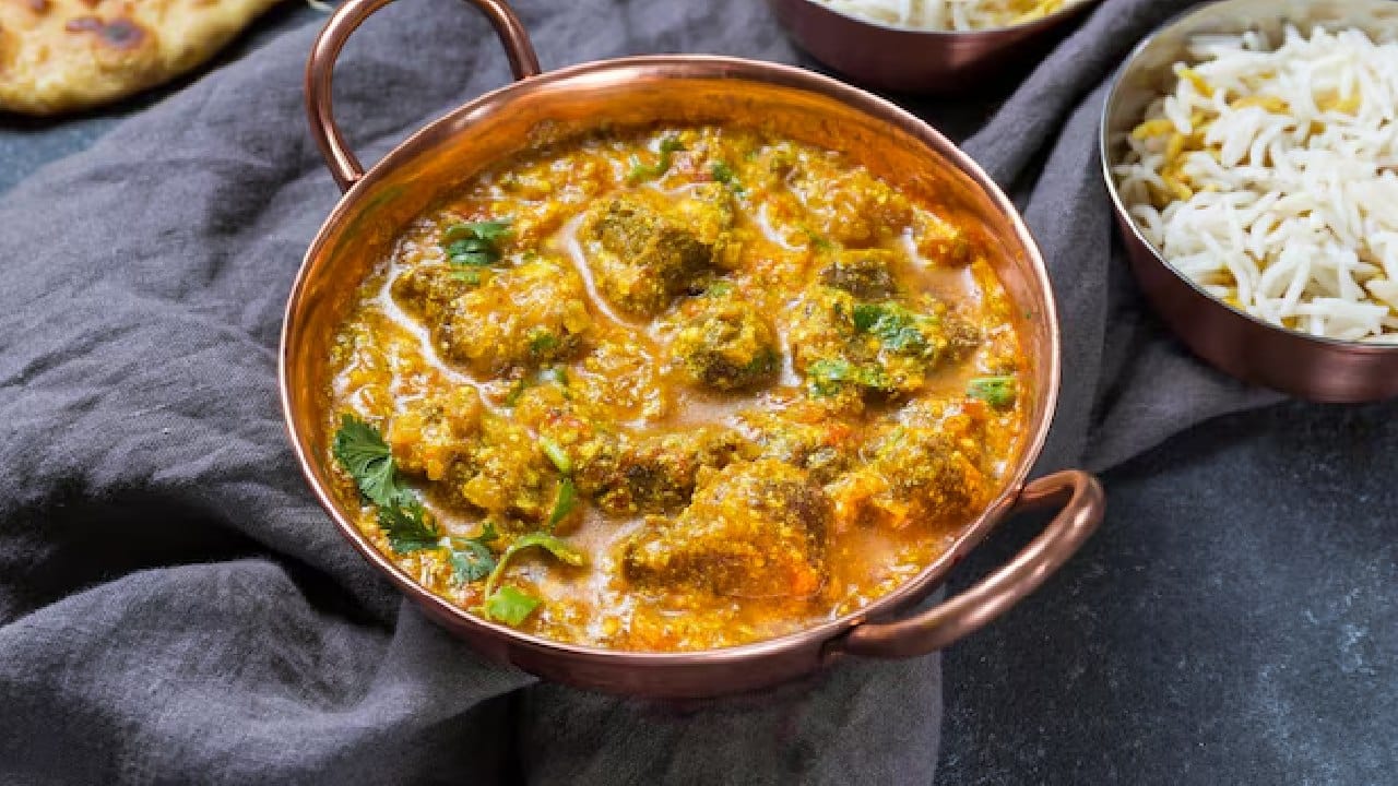 যাঁরা গরমে মাছ-মাংস এড়িয়ে চলতে চান, তাঁদের জন্য ডালের বড়া দিয়ে লাউয়ের ঝোল আদর্শ ও পুষ্টিকর পদ। লাউয়ের গুণাগুণ শরীরের তাপমাত্রা নিয়ন্ত্রণে রেখে শান্তি দেয়। মচমচে ডালের বড়া এই সাদামাটা ঝোলকে করে তোলে দারুণ মুখরোচক ও আকর্ষণীয়। Free Pik