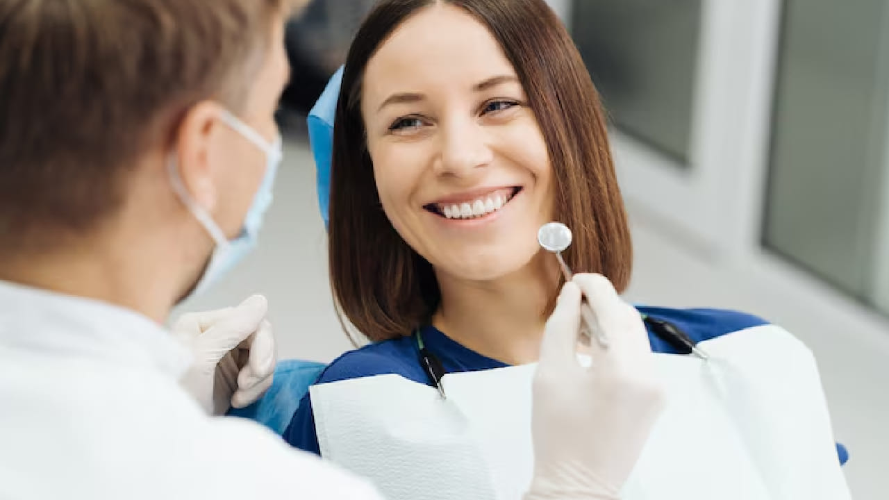 প্রতি ছয় মাস অন্তর অন্তত একবার ডেন্টাল চেকআপ করানো জরুরি। দাঁত মাজার সঠিক নিয়ম মেনে চলা এবং ছোট সমস্যা দেখা দিলেই বিশেষজ্ঞের পরামর্শ নেওয়া উচিত। সচেতনতাই পারে ভবিষ্যতের বড় জটিলতা ও অসহ্য যন্ত্রণা থেকে মুক্তি দিতে। Free pik