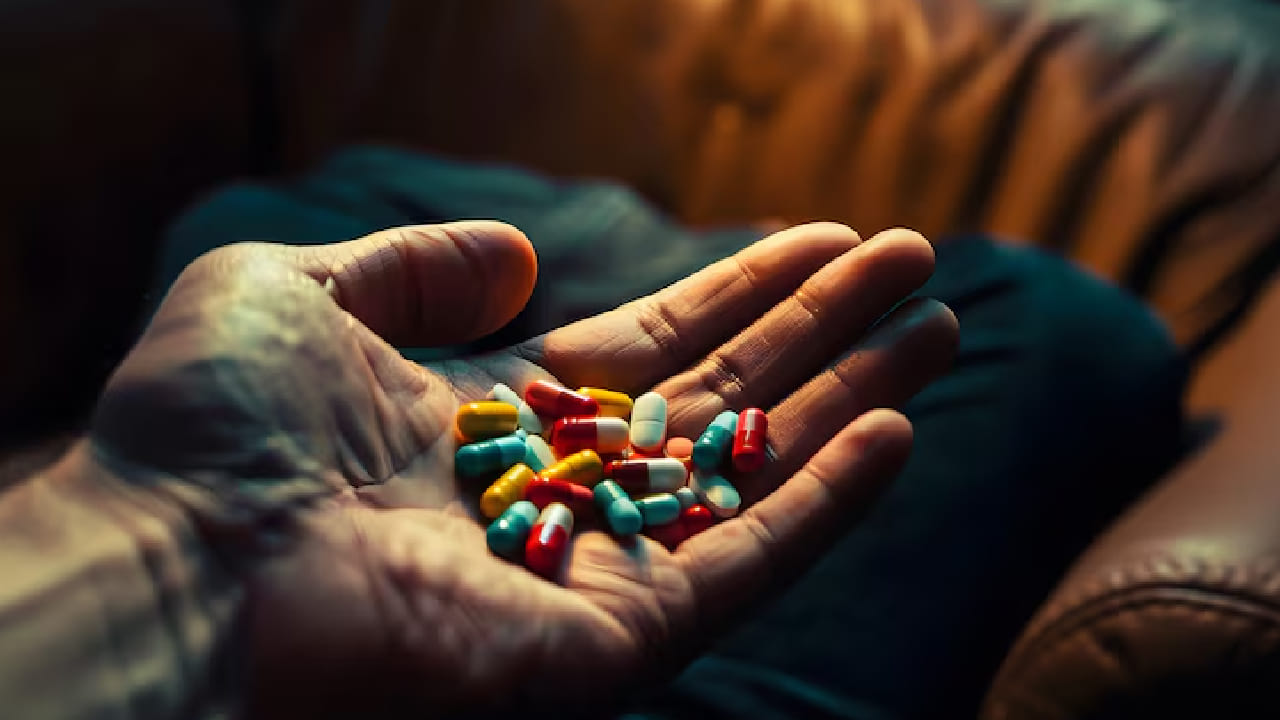 সামান্য দাঁত ব্যথা হলে অনেকেই চিকিৎসকের কাছে না গিয়ে ঘরোয়া টোটকা বা পেনকিলারের ওপর ভরসা করেন। এতে সাময়িকভাবে কষ্ট কমলেও মূল সমস্যাটি থেকেই যায়। পরে যা জটিল আকার ধারণ করে। Free pik