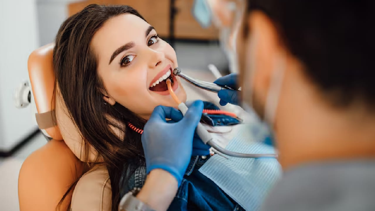 মুখের স্বাস্থ্য কিন্তু শরীরের সামগ্রিক স্বাস্থ্যেরই একটি আয়না। মাড়ির রোগ বা দাঁতের দীর্ঘস্থায়ী সংক্রমণ হার্ট বা শরীরের অন্যান্য অঙ্গপ্রত্যঙ্গের ওপর নেতিবাচক প্রভাব ফেলতে পারে। তাই মুখগহ্বরের যত্ন নেওয়া কেবল হাসির জন্য নয়, সুস্থ থাকার জন্যও জরুরি। Free pik