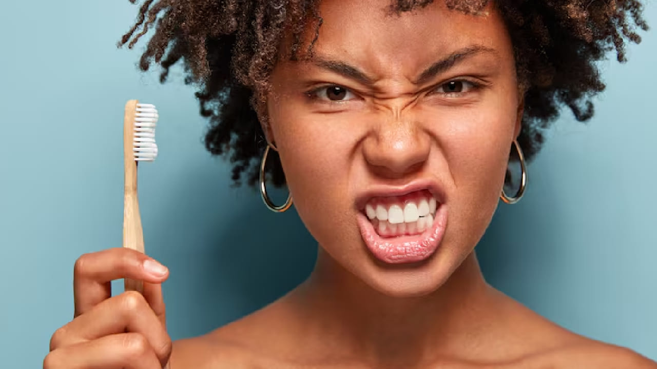 অনেকেই যতক্ষণ না দাঁতে অসহ্য যন্ত্রণা শুরু হচ্ছে, ততক্ষণ কেউ চিকিৎসকের কাছে যাওয়ার প্রয়োজন মনে করেন না। এই অবহেলাই ছোট সমস্যাকে বড় সংক্রমণের দিকে ঠেলে দেয়। Free pik