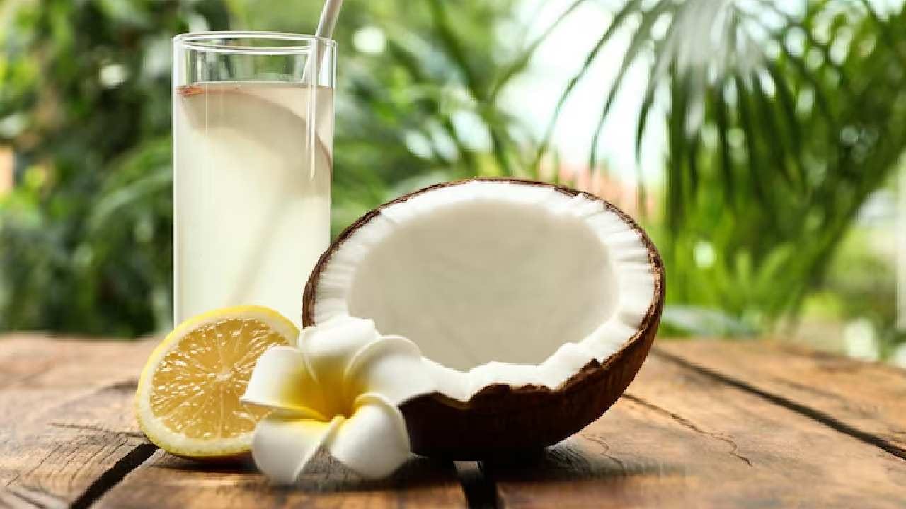 গরমের এই উৎসবে কোল্ড ড্রিঙ্কস বা প্যাকেটজাত ফলের রস এড়িয়ে চলাই বুদ্ধিমানের কাজ। এগুলোর বদলে ডাবের জল, ঘোল বা লেবুর জল (চিনি ছাড়া) তৃষ্ণা মেটাতে ব্যবহার করুন। টাটকা টক দই বা রায়তা আপনার হজমশক্তি বাড়াতে এবং শরীর ঠান্ডা রাখতে সাহায্য করবে। freepik