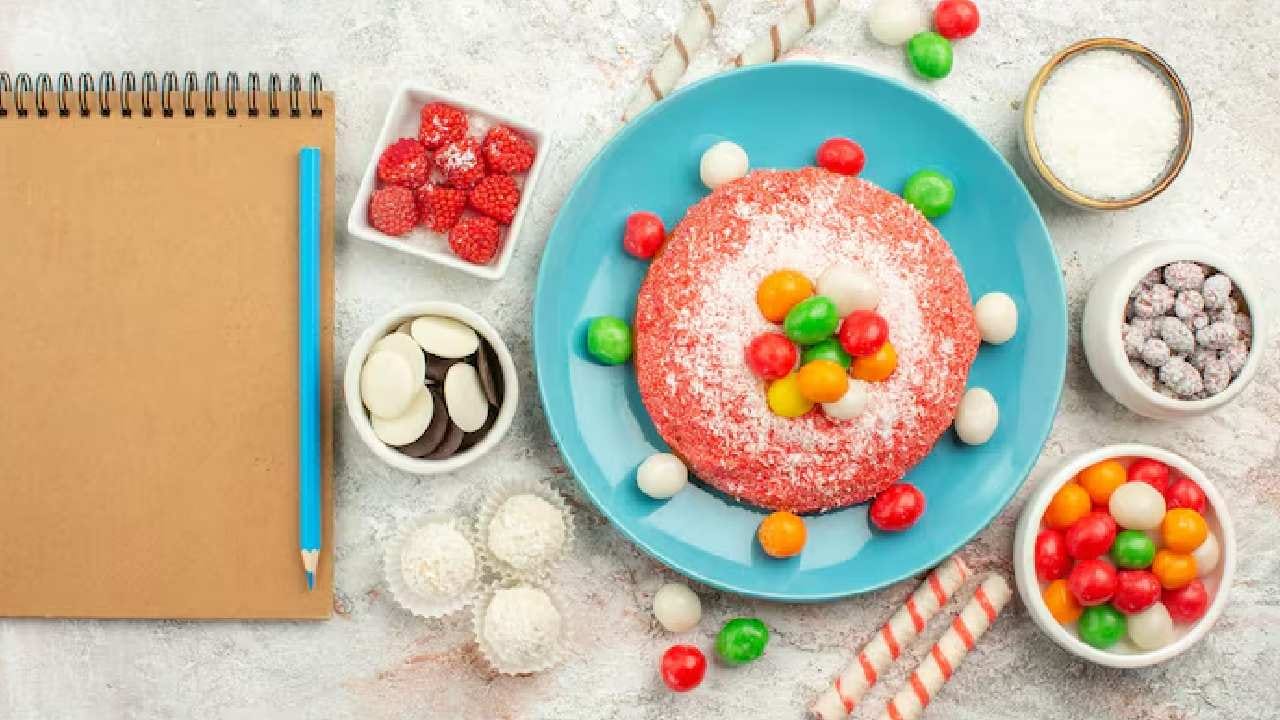 উৎসবের দিনে মিষ্টি একেবারে বাদ দেওয়া কঠিন, তাই বেছে নিন ছানার তৈরি শুকনো মিষ্টি। রসগোল্লা খেলে রস চিপে নিন, আর মনে রাখবেন একটির বেশি মিষ্টি না খাওয়াই শ্রেয়। চিনির বদলে গুড় বা স্টিভিয়া দিয়ে তৈরি মিষ্টি এখন বাজারে সহজলভ্য, সেগুলোও চেখে দেখতে পারেন। freepik