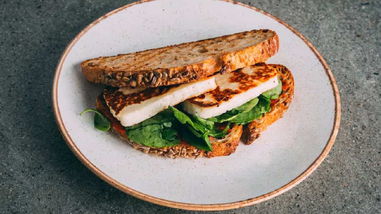 পয়লা বৈশাখের সকালে বেশি তেল-মশলাযুক্ত খাবারের বদলে ফাইবার সমৃদ্ধ খাবার বেছে নিন। ওটস, চিঁড়ে বা ব্রাউন ব্রেডের স্যান্ডউইচ প্রাতরাশে রাখা সবথেকে নিরাপদ। এতে পেট দীর্ঘক্ষণ ভর্তি থাকবে এবং রক্তে শর্করার মাত্রা হঠাৎ বেড়ে যাবে না। freepik