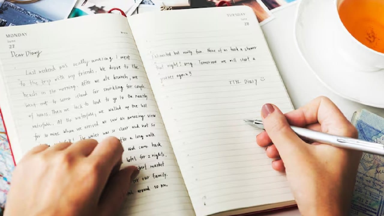 মনের অব্যক্ত কথাগুলো কাউকে বলতে না পারলে ডায়েরির পাতায় লিখে ফেলুন। গবেষণায় দেখা গিয়েছে, মনের ক্ষোভ বা দুঃখ লিখে ফেললে মানসিক চাপ অনেকটাই লাঘব হয়। এটি আপনার একান্ত গোপন জগৎ, যেখানে আপনি সম্পূর্ণ স্বাধীন। Free Pik