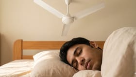 সরাসরি ফ্যানের নীচে ঘুমোন? নিজের বিপদ নিজেই ডেকে আনছেন