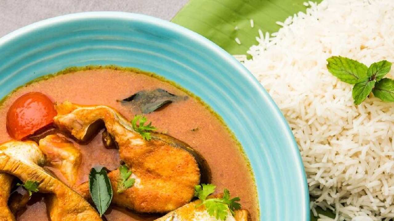 এই পদটি বানাতে মূলত টাটকা রুই বা কাতলা মাছের প্রয়োজন। সঙ্গে লাগে পাতিলেবু, টমেটো, সরষের তেল, কাঁচা লঙ্কা, কালো জিরে বা সরষে দানা, হলুদ গুঁড়ো এবং সামান্য নুন ও ধনেপাতা। Free Pik