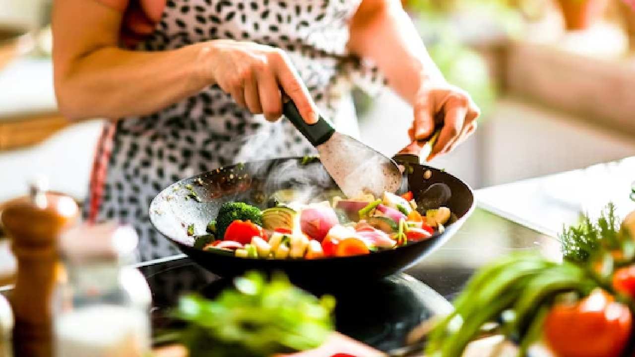 এই পদে ব্যবহৃত মাছ থেকে প্রোটিন ও ওমেগা-৩ ফ্যাটি অ্যাসিড পাওয়া যায়। পাশাপাশি লেবু ও টমেটোর ভিটামিন সি শরীরের রোগ প্রতিরোধ ক্ষমতা বাড়াতে এবং হজম শক্তি উন্নত করতে সাহায্য করে। Free Pik