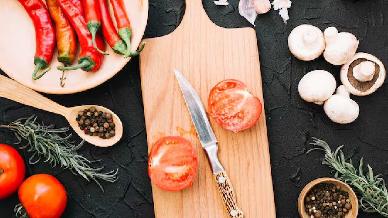 টমেটো নরম হয়ে এলে এতে হলুদ গুঁড়ো এবং প্রয়োজনমতো জল দিয়ে দিন। ঝোল ভালো করে ফুটতে শুরু করলে আগে থেকে ভেজে রাখা মাছের টুকরোগুলো আলতো করে ঝোলের মধ্যে ছেড়ে দিন। Free Pik