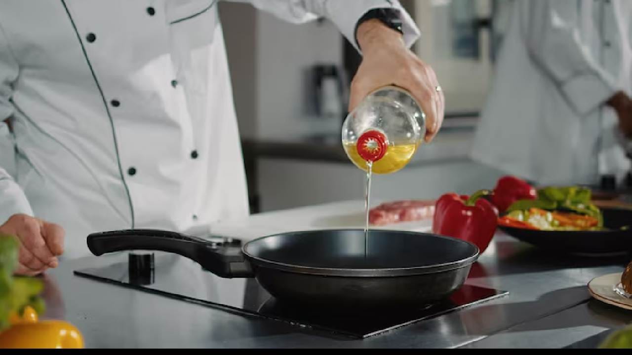 মাছ ভাজার জন্য তেলের পরিমাণের দিকে খেয়াল রাখুন। বেশি তেলের ছিটে বেশি দূর পর্যন্ত ছিটকে যাওয়ার আশঙ্কা থাকে। সরষের তেল ব্যবহার করলে তাতে সামান্য ধোঁয়া উঠতে দিয়ে তার উগ্রতা কমিয়ে নেওয়া হল রান্নার বুদ্ধিমানের কাজ। Free pik