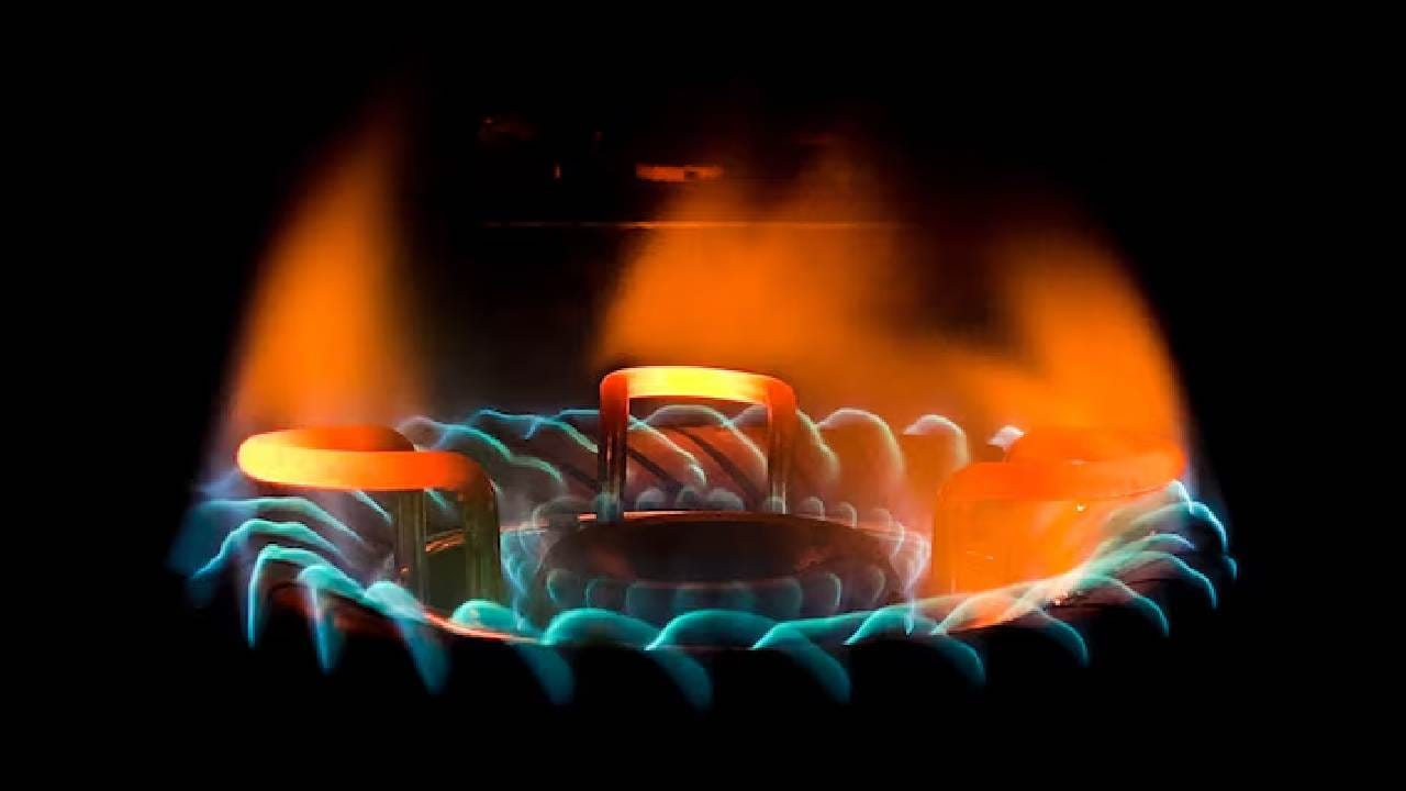 খুব চড়া আঁচে মাছ ভাজতে গেলেই বিপত্তি সবথেকে বেশি হয়। তেল গরম হয়ে ধোঁয়া বেরোতে শুরু করলে গ্যাসের আঁচ কিছুটা কমিয়ে দিন। মাঝারি আঁচে মাছ ভাজলে তা যেমন সুস্বাদু হয়, তেমনই তেল ছিটকানোর ঝুঁকিও কমে। Free pik