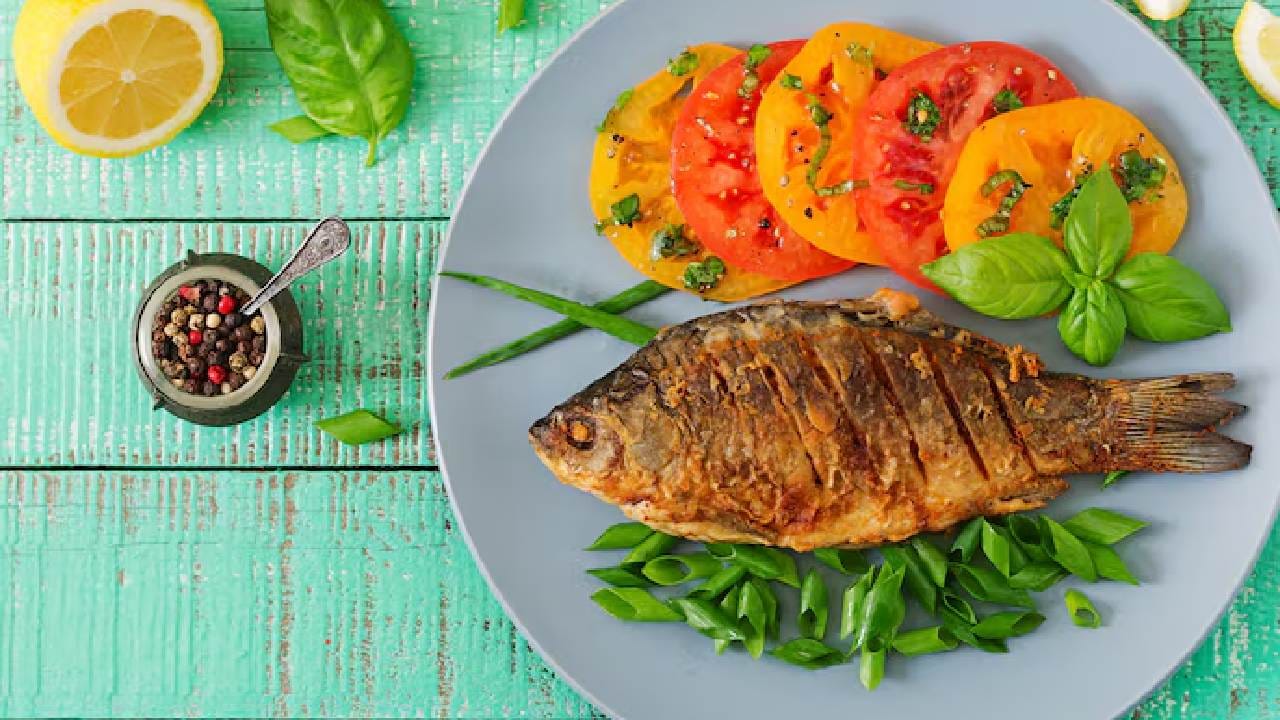 মাছ ভাজতে গিয়ে তেল ছিটকে একশা কান্ড! মেনে চলুন এই সহজ টোটকা