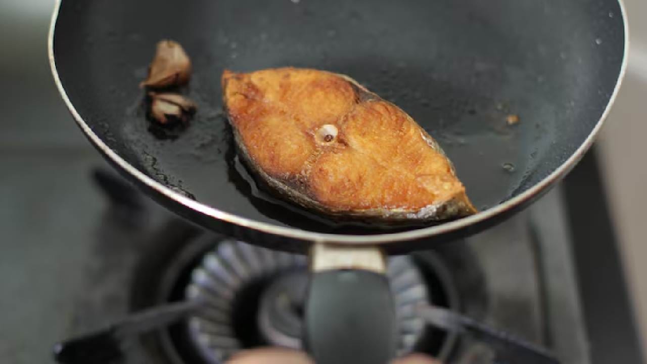 ভাজাভুজির জন্য ফ্ল্যাট ফ্রাইং প্যান ব্যবহার না করাই ভালো। তার পরিবর্তে একটু গভীর বা উঁচু কানাওয়ালা কড়াই ব্যবহার করুন। উঁচু দেওয়াল থাকায় তেলের ছিটে বাইরের পরিবর্তে কড়াইয়ের ভেতরেই থাকে। Free pik