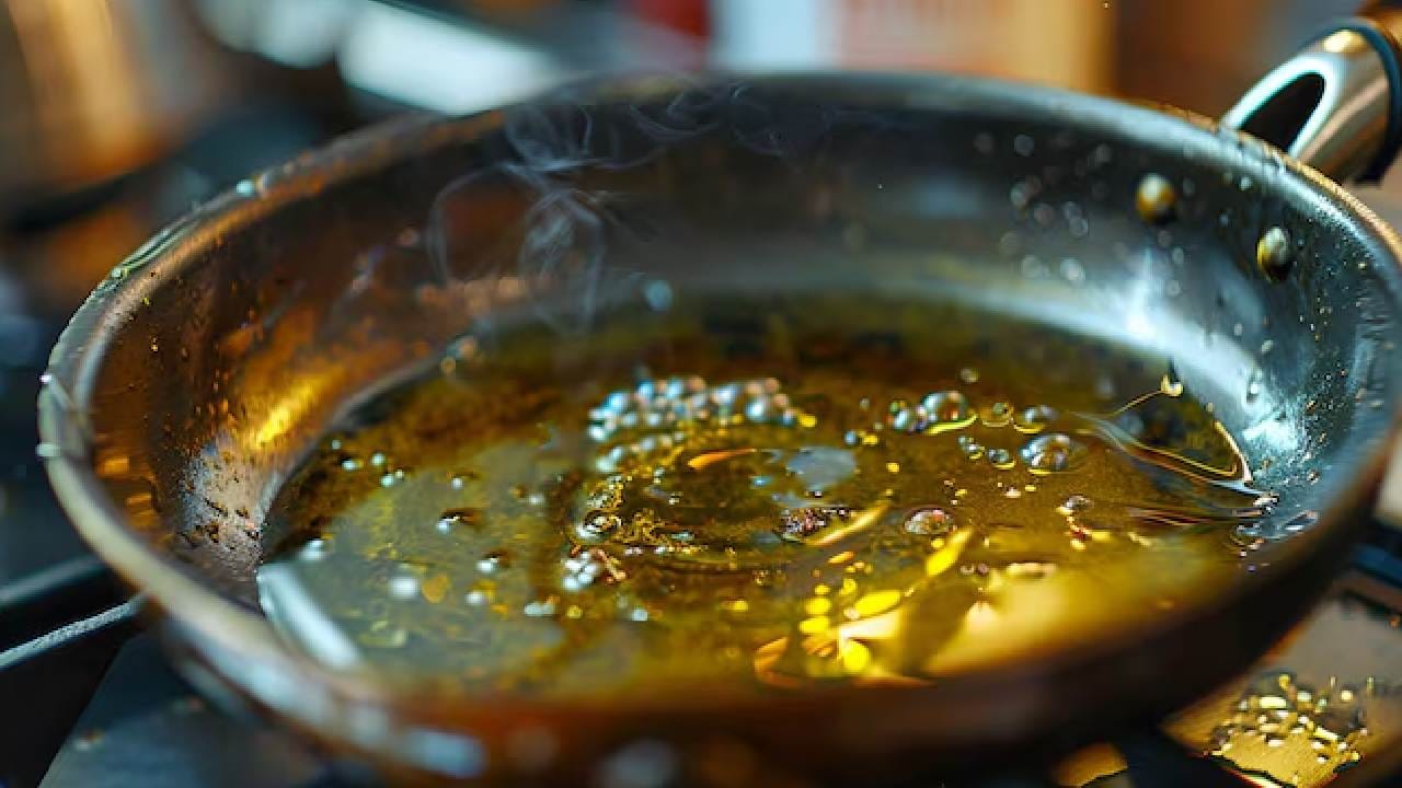 কড়াইয়ে তেল গরম হল কি না দেখে তাতে সামান্য নুন ছিটিয়ে দিন। নুন আর্দ্রতা শুষে নেওয়ার ক্ষমতা রাখে, যা তেলের ছিটকে যাওয়ার প্রবণতা কমিয়ে দেয়। এর ফলে মাছ দেওয়ার পর তেল ছিটকে আসার ভয় অনেকটাই কমে যাবে। Free pik