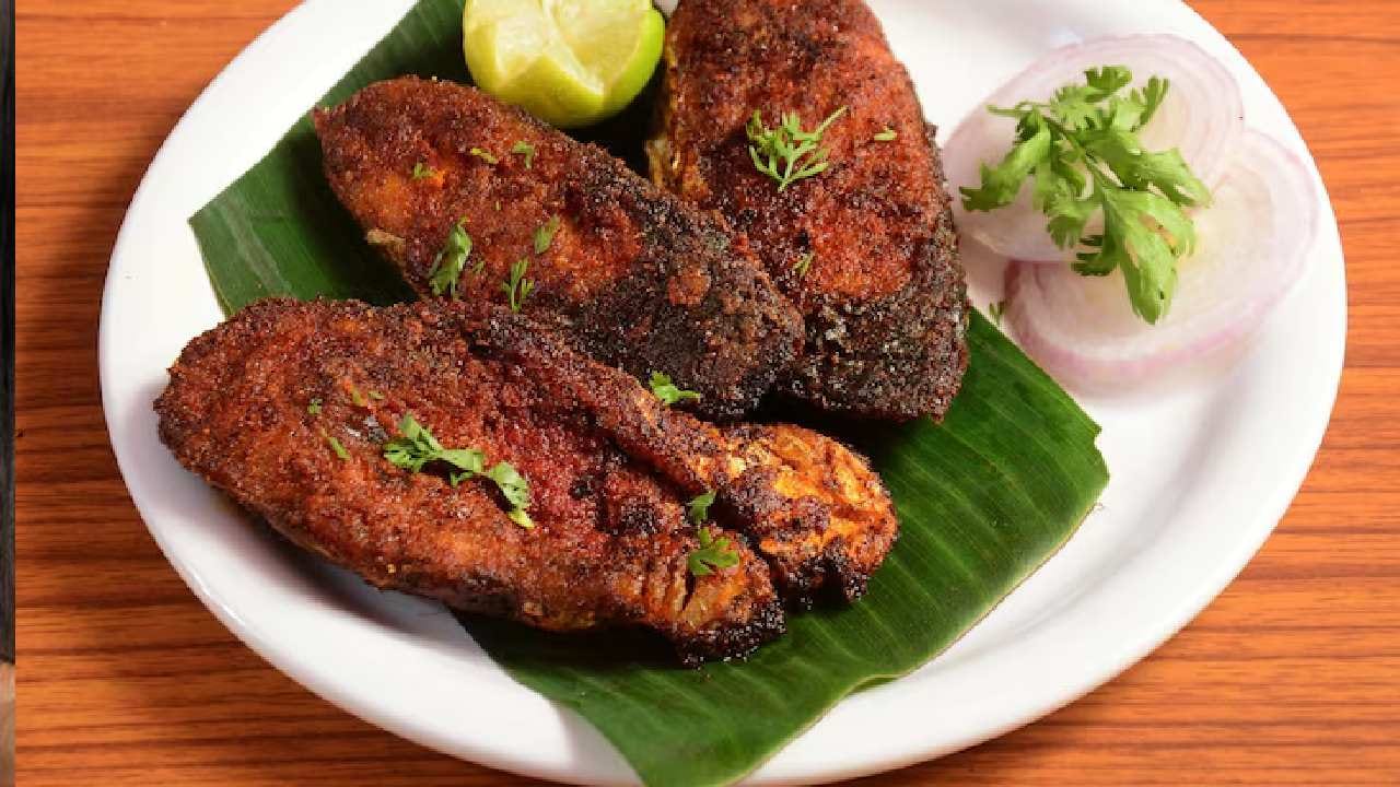 মাছের টুকরোগুলো ধুয়ে নুন ও হলুদ দিয়ে মাখিয়ে নিন। এরপর কড়াইতে সরষের তেল গরম করে মাছগুলো এপিঠ-ওপিঠ করে সামান্য ভেজে তুলে রাখতে হবে। মাছ খুব কড়া করে ভাজলে এর স্বাদ কম হয়ে যায়। Free Pik