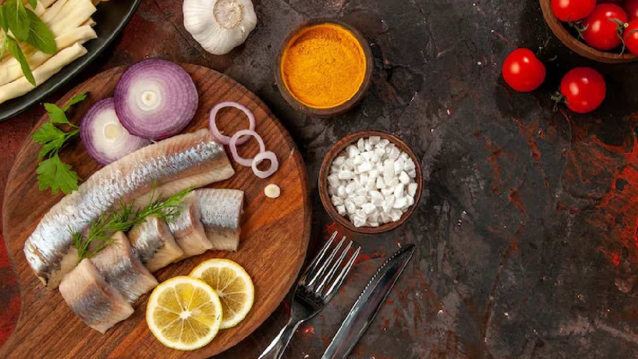 মাছ ভাজার তেলেই কালো জিরে বা সরষে দানা ও চেরা কাঁচা লঙ্কা ফোড়ন দিন। সুগন্ধ বেরোলে কুচোনো টমেটো দিয়ে দিন। সামান্য নুন দিয়ে নাড়াচাড়া করতে হবে যতক্ষণ না টমেটো নরম হয়ে গলে যাচ্ছে। Free Pik