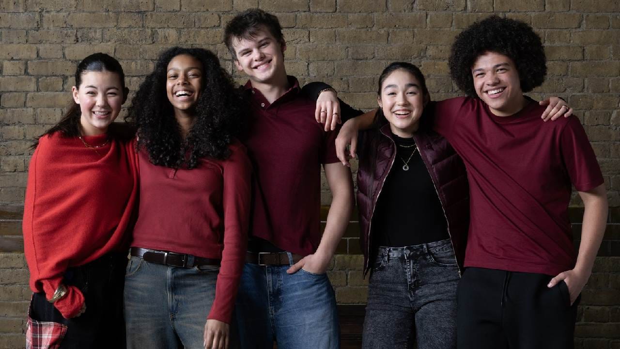 ট্রান্সজেন্ডার সম্প্রদায় নিয়ে জেকে রাউলিংয়ের বিতর্কিত মন্তব্যের কারণেও এই সিরিজের ওপর কালো মেঘ জমেছে। এলজিবিটিকিউআই (LGBTQI) সমর্থকদের একটি বড় অংশ এই সিরিজটি পুরোপুরি বয়কট করার ডাক দিয়েছে। এমনকি অনেক টেকনিশিয়ানও তাঁর সঙ্গে কাজ করতে নারাজ।