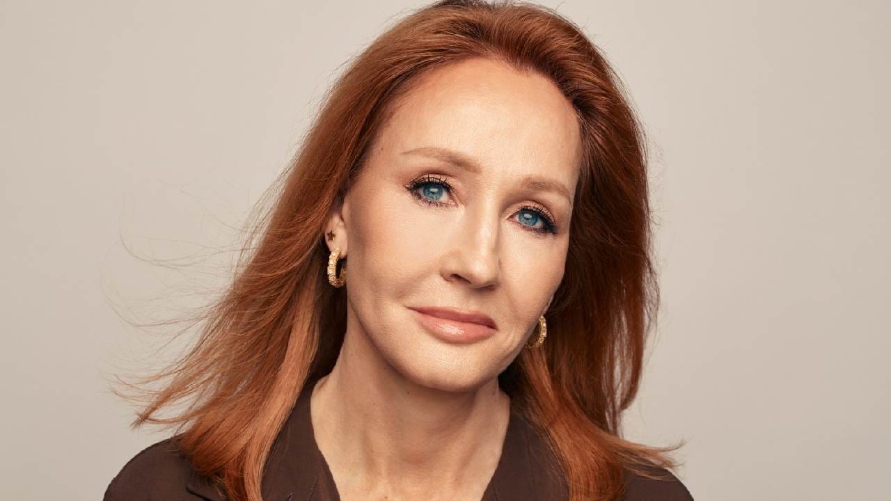 বিতর্ক থাকলেও লেখিকা জেকে রাউলিং কিন্তু নতুন কাস্ট নিয়ে দারুণ উচ্ছ্বসিত। তিনি জানিয়েছেন, ৩০ হাজার আবেদনকারীর মধ্য থেকে সঠিক প্রতিভাগুলোকেই বেছে নেওয়া হয়েছে। নতুন প্রজন্মের কাছে হ্যারি পটারকে পৌঁছে দিতে এই সিরিজ বড় ভূমিকা নেবে বলেই তাঁর বিশ্বাস।