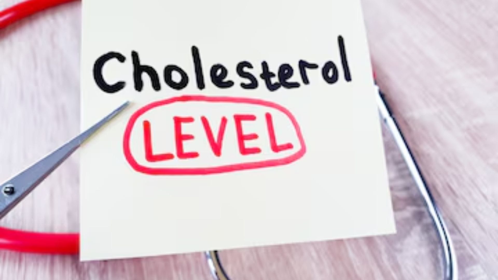 উপকারী ফ্যাট: আমন্ড, আখরোট, তিসির বীজ এবং অলিভ অয়েলে থাকা ‘গুড ফ্যাট’ হার্টের কার্যক্ষমতা বাড়াতে এবং ব্যাড কোলেস্টেরল কমাতে সহায়ক। খাদ্যাভ্যাসের পাশাপাশি প্রতিদিন অন্তত ৩০ মিনিট দ্রুত হাঁটা, দৌড়ানো বা হালকা ব্যায়াম রক্তে কোলেস্টেরলের ভারসাম্য বজায় রাখে।