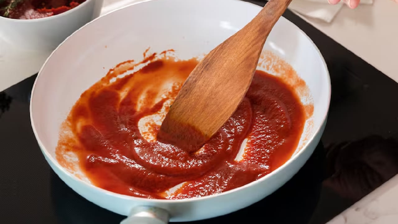 স্বাদের আসল চাবিকাঠি হলো এর সস। সোয়া সস, সামান্য ভিনিগার, রসুন বাটা, মধু আর চিলি ফ্লেক্স একসঙ্গে মিশিয়ে নিন। ক্যালোরি কমাতে চিনির বদলে জিরো ক্যালোরি সুইটনার ব্যবহার করা যেতে পারে। Free Pik