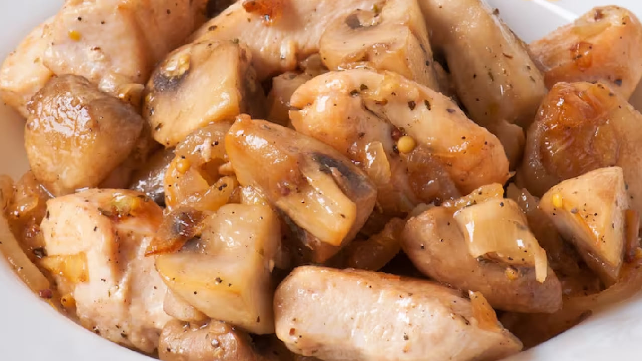 এই রান্নার জন্য প্রয়োজন হাড় ছাড়া চিকেন, রসুন ও পেঁয়াজ গুঁড়ো, নুন এবং গোলমরিচ। চিকেনটি বাইরে থেকে মুচমুচে আর ভেতরে নরম করার জন্য সামান্য কর্নফ্লাওয়ার আর বেকিং পাউডার ব্যবহার করতে হবে। Free Pik