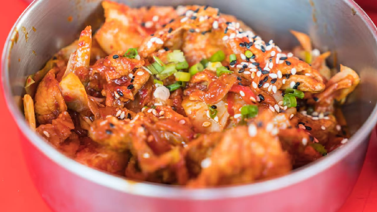 চিকেন ভাজা হয়ে গেলে আঁচ কমিয়ে তৈরি করে রাখা সসটি কড়াইতে ঢেলে দিন। ৫-৬ মিনিট হালকা আঁচে রান্না হতে দিন। সস ঘন হয়ে চিকেনের গায়ে আঠালো হয়ে লেগে গেলে বুঝবেন রান্না সম্পূর্ণ হয়েছে। Free Pik