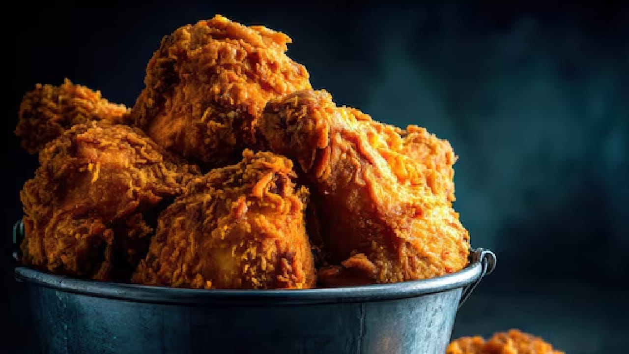 প্রথমে চিকেনের টুকরোগুলোতে শুকনো মশলাগুলো মাখিয়ে নিন। এরপর প্যানে সামান্য তেল দিয়ে মাঝারি আঁচে দু’পিঠ ৪ মিনিট করে ভেজে নিতে হবে। এতে চিকেন বেশ ভাজা ভাজা আর সুস্বাদু হবে। Free Pik