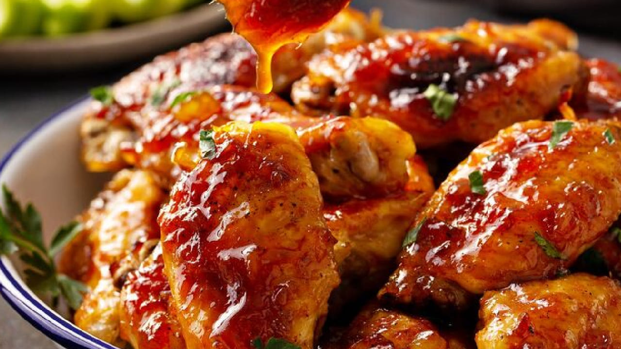 ব্যস্ততার কারণে যারা রান্নাঘরে বেশি সময় দিতে পারেন না, তাদের জন্য এই পদটি দারুণ। হাতের কাছে উপকরণ থাকলে মাত্র ২০ মিনিটেই তৈরি হয়ে যায় এই জিভে জল আনা খাবারটি। Free Pik