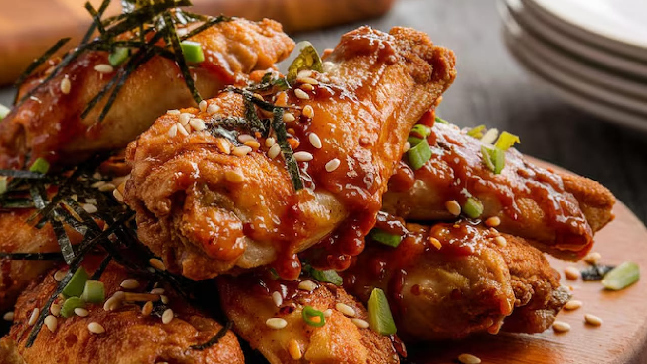 এই পদের প্রতি পরিবেশনে ক্যালোরি মিলবে মাত্র ২৫০। অথচ শরীর গঠনের জন্য এতে প্রোটিন রয়েছে প্রায় ৩০ গ্রাম। ফ্যাট আর কার্বোহাইড্রেটও রয়েছে খুব সামান্য পরিমাণে, যা ডিনারের জন্য একদম পারফেক্ট। Free Pik