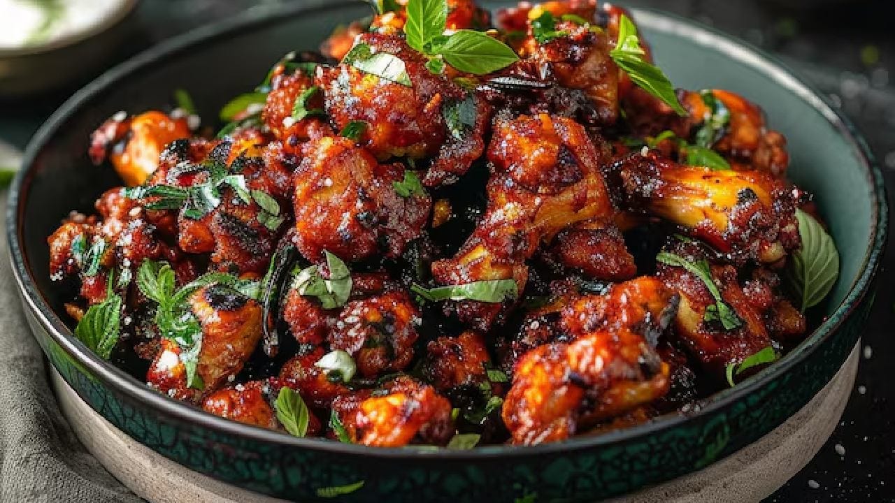 নামানোর আগে ওপর থেকে তিল আর পেঁয়াজ কলি কুচি ছড়িয়ে দিন। এটি ভাতের সঙ্গে বা স্রেফ স্টার্টার হিসেবেও খাওয়া যায়। স্বাস্থ্যকর এই খাবারটি ডায়েটে একঘেয়েমি দূর করবে নিমেষেই। Free Pik