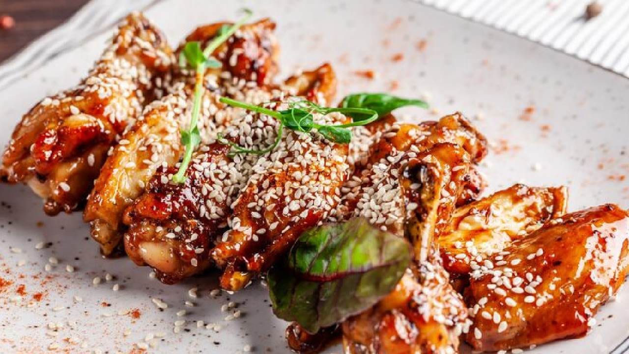 ওজন কমানোর সময় অনেকেই একঘেয়ে খাবার খেয়ে ক্লান্ত হয়ে পড়েন। কিন্তু শরীর ফিট রাখতে প্রোটিন খুব জরুরি। স্বাদ আর স্বাস্থ্য— দুটোরই খেয়াল রাখতে ডায়েট চার্টে যোগ করতে পারেন এই বিশেষ পদ ‘হানি গার্লিক চিকেন’। Free Pik