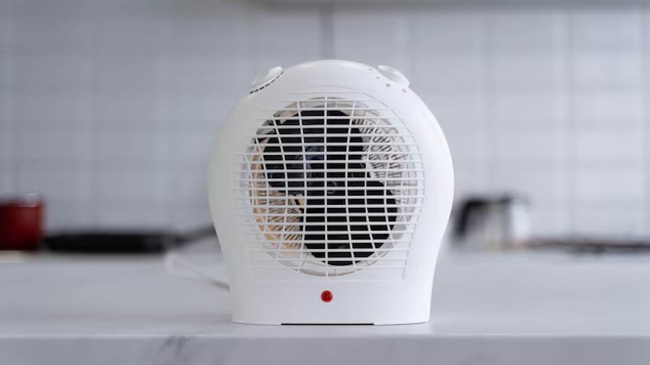 দিনের বেলা উনুন বা ওভেনের ব্যবহার যতটা সম্ভব কমিয়ে দিন এবং একজস্ট ফ্যান চালু রাখুন। রান্নাঘরের গরম বাতাস দ্রুত বের করে দিলে আপনার সারা ঘর ঠান্ডা রাখা অনেক সহজ হবে। Photo- Freepik