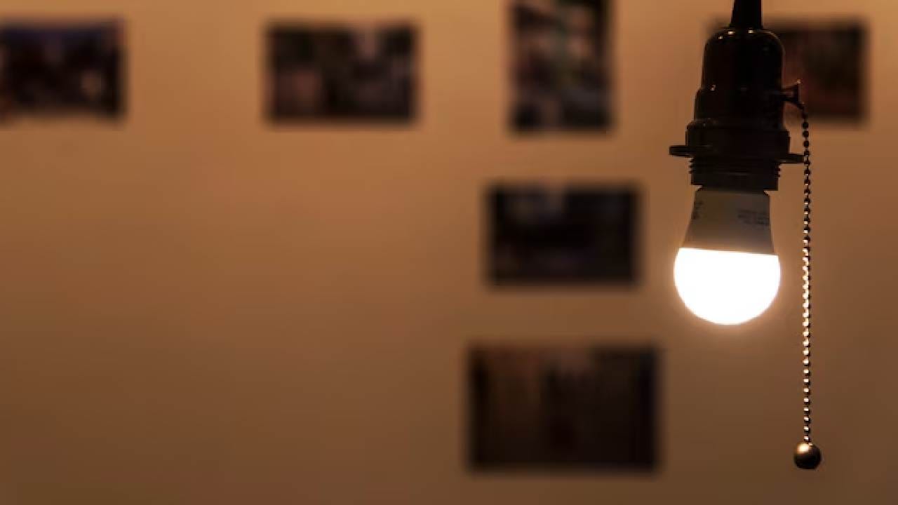 সাধারণ বাল্ব প্রচুর তাপ উৎপন্ন করে ঘরকে গরম করে তোলে, তাই আজই সেগুলো বদলে ফেলুন। আধুনিক এলইডি লাইট একদিকে যেমন ঘরকে ঠান্ডা রাখে, তেমনই এতে বিদ্যুৎ সাশ্রয়ও হয় অনেক। Photo- Freepik