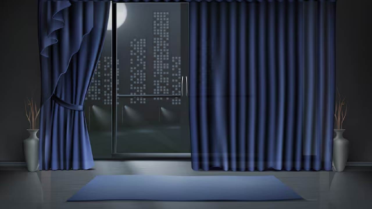 সূর্যের চড়া রোদ আটকাতে জানলায় গাঢ় রঙের বা ব্ল্যাকআউট পর্দা ব্যবহার করুন। খসখস বা পাটের তৈরি পর্দা তাপ শোষণে সবচেয়ে বেশি কার্যকরী ভূমিকা পালন করে থাকে। Photo- Freepik