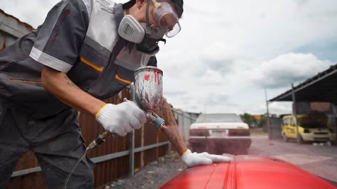 বাড়ির ছাদের ওপর সাদা রিফ্লেক্টিভ পেইন্ট বা চুনকাম করলে তা সূর্যের রশ্মিকে প্রতিফলিত করে দেয়। এর ফলে ছাদ কম উত্তপ্ত হয় এবং নীচের ঘরের তাপমাত্রা কয়েক ডিগ্রি কমে গিয়েছে। Photo- Freepik