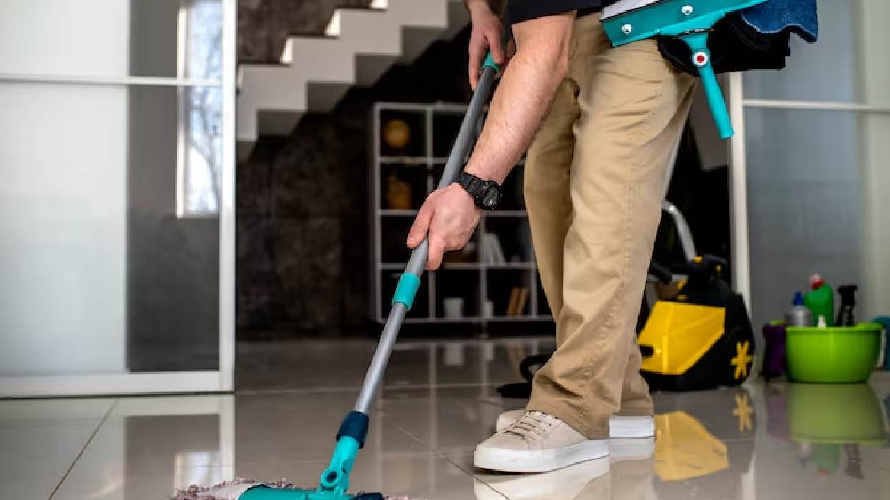 চড়া রোদে মেঝের তাপমাত্রা কমাতে দিনে অন্তত দু’বার শীতল জল দিয়ে ঘর মুছে নিন। ঠান্ডা জল দিয়ে মেঝে মুছলে ঘরের গুমোট ভাব নিমেষেই কেটে গিয়ে আরামদায়ক পরিবেশ তৈরি হয়। Photo- Freepik