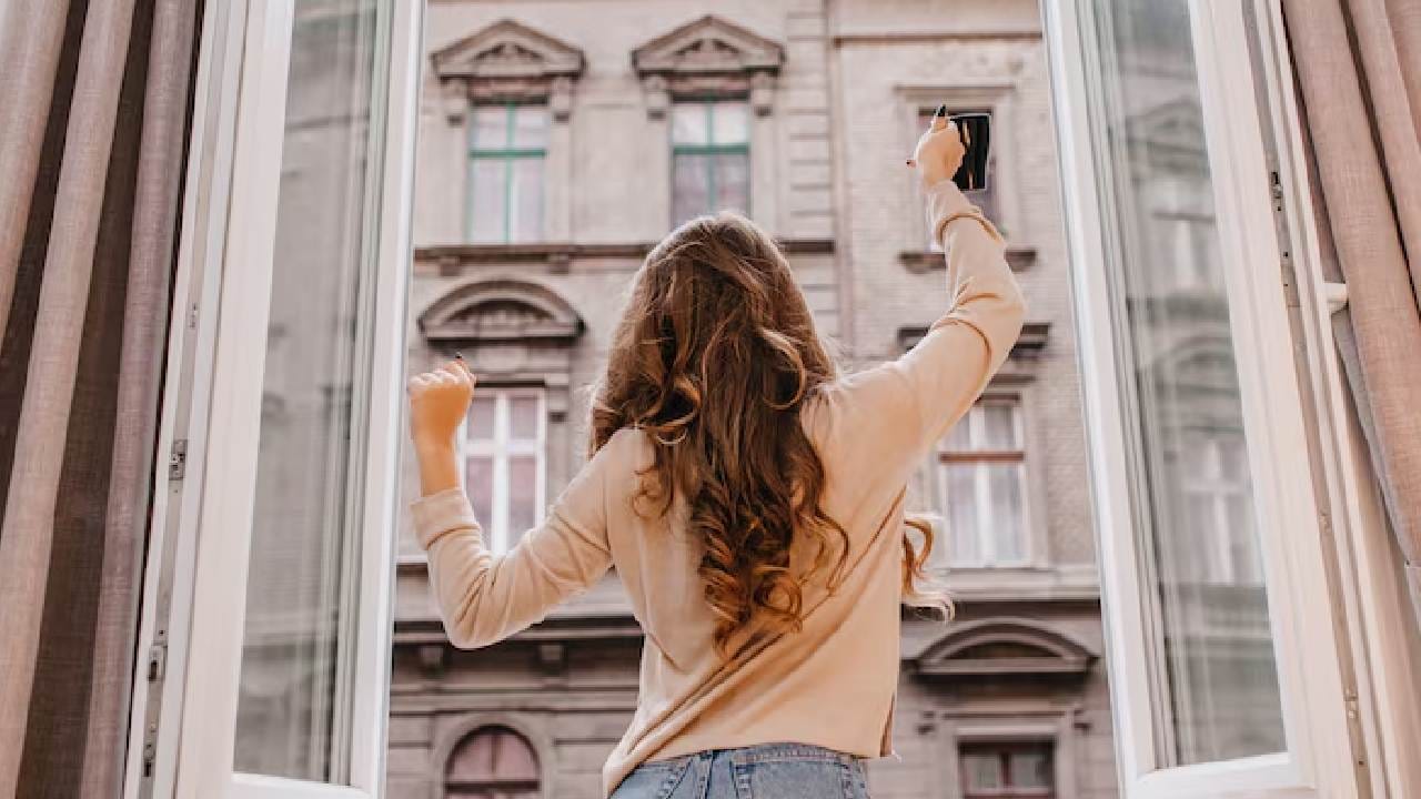 সূর্যাস্তের পর বাইরের তাপমাত্রা কমলে সব জানলা খুলে দিন যাতে গুমোট হাওয়া বেরিয়ে যায়। এই ক্রস ভেন্টিলেশনের ফলে রাতের বেলা আপনার অন্দরমহল দ্রুত ঠান্ডা হয়ে গিয়েছে দেখা যাবে। Photo- Freepik