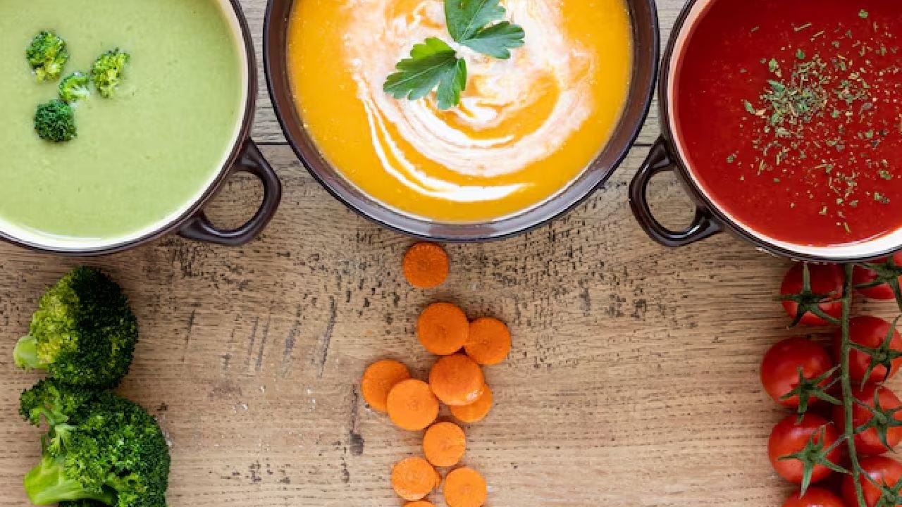 তবে মনে রাখতে হবে যে মাছ, মাংস কিংবা ডিম—সব কিছু যেন একদিনে শিশুকে না দেওয়া হয়। খাবারের তালিকায় বৈচিত্র্য আনতে এগুলো ঘুরিয়ে ফিরিয়ে দিন এবং চিকেন দিলে তা স্ট্যু হিসেবে খাওয়ানোই সবথেকে স্বাস্থ্যকর হবে। free pik