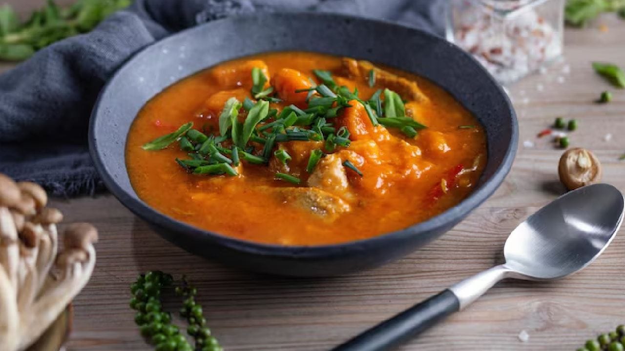 শরীরে ভিটামিন সি-র জোগান দিতে শিশুকে নিয়মিত কমলালেবু, মুসাম্বির রস কিংবা পেয়ারা খাওয়ানো প্রয়োজন। ভিটামিন এ-র ঘাটতি মেটাতে এবং চোখের সংক্রমণ রুখতে গাজর, মিষ্টি কুমড়ো, পাকা পেঁপে ও পালং শাকের মতো খাবার পাতে রাখা জরুরি। free pik