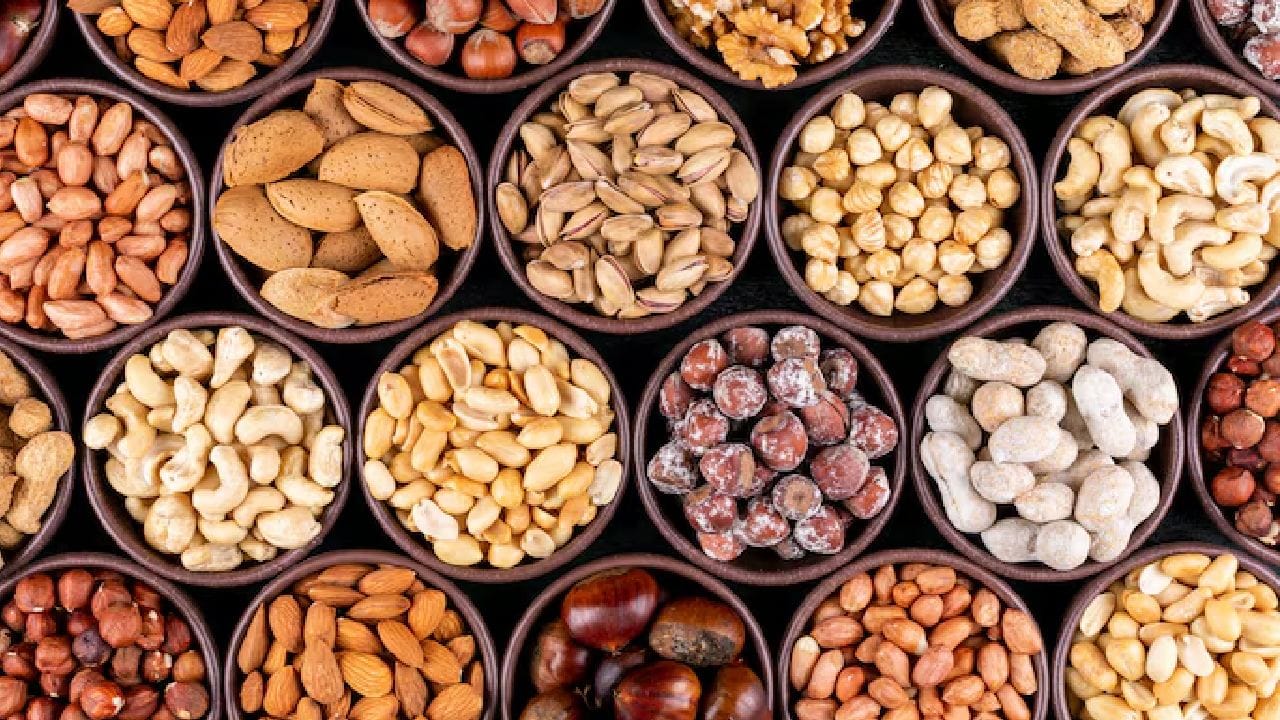 যদি শিশু দুধ খেতে না চায় কিংবা তার দুধে অ্যালার্জি থাকে তবে বিকল্প হিসেবে বিভিন্ন ধরনের বাদাম খাওয়ানো যেতে পারে। আখরোট, কাঠবাদাম কিংবা কাজু বাদাম শিশুর শরীরে ক্যালসিয়ামের অভাব মেটাতে সাহায্য করে। এই বাদামগুলো শিশুর মস্তিষ্কের বিকাশের জন্যও অত্যন্ত কার্যকর। free pik