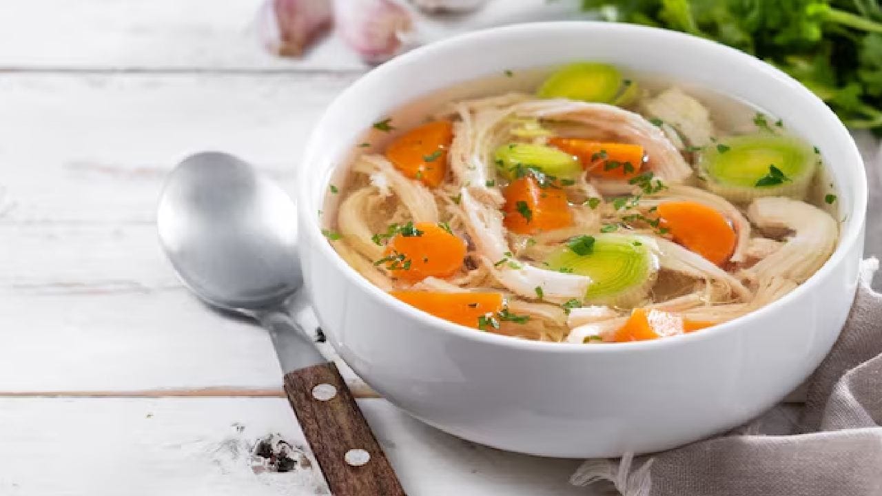 এই সময়ে ঘন ঘন জ্বর আর সারা গায়ে অস্বস্তিকর র‌্যাশ বেরনোর ফলে শিশু ভীষণ দুর্বল হয়ে পড়ে। তাই শিশুকে শুধু ফলের রস না খাইয়ে মরসুমি সবজি দিয়ে তৈরি পুষ্টিকর স্যুপ খাওয়ানো যেতে পারে। সোনা মুগ ডাল, গাজর ও পেঁপে সেদ্ধ করে তাতে সামান্য ঘি মিশিয়ে দিলে তা প্রোটিনের জোগান দেবে। free pik