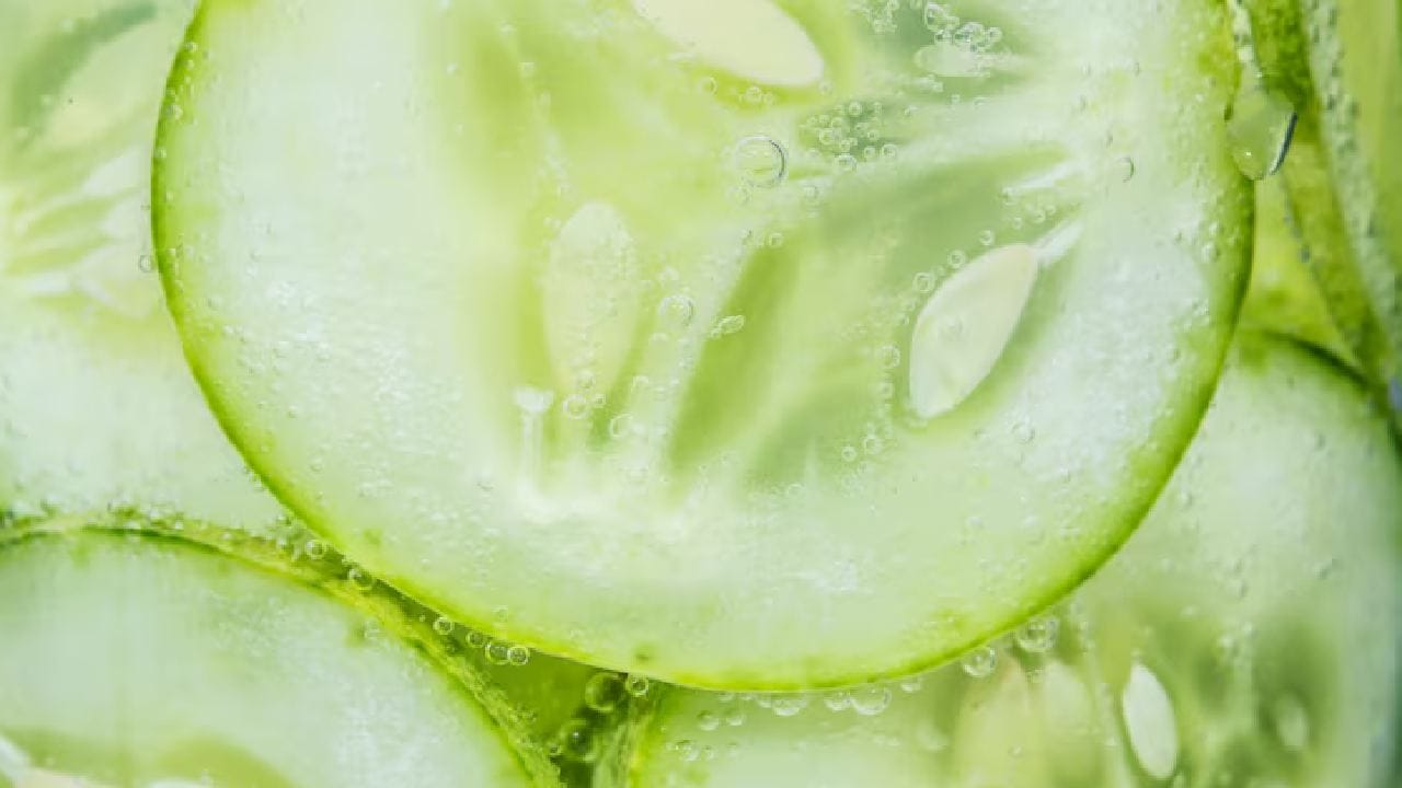  ব্রণর সমস্যায় নাজেহাল হলে ভরসা রাখুন তুলসী পাতা ও অ্যালোভেরা জেলের ওপর। কয়েকটি তুলসী পাতা বেটে নিয়ে তাতে দু-চামচ অ্যালোভেরা জেল মেশান। এরপর জল দিয়ে পাতলা করে বরফ জমিয়ে নিন। Free Pik